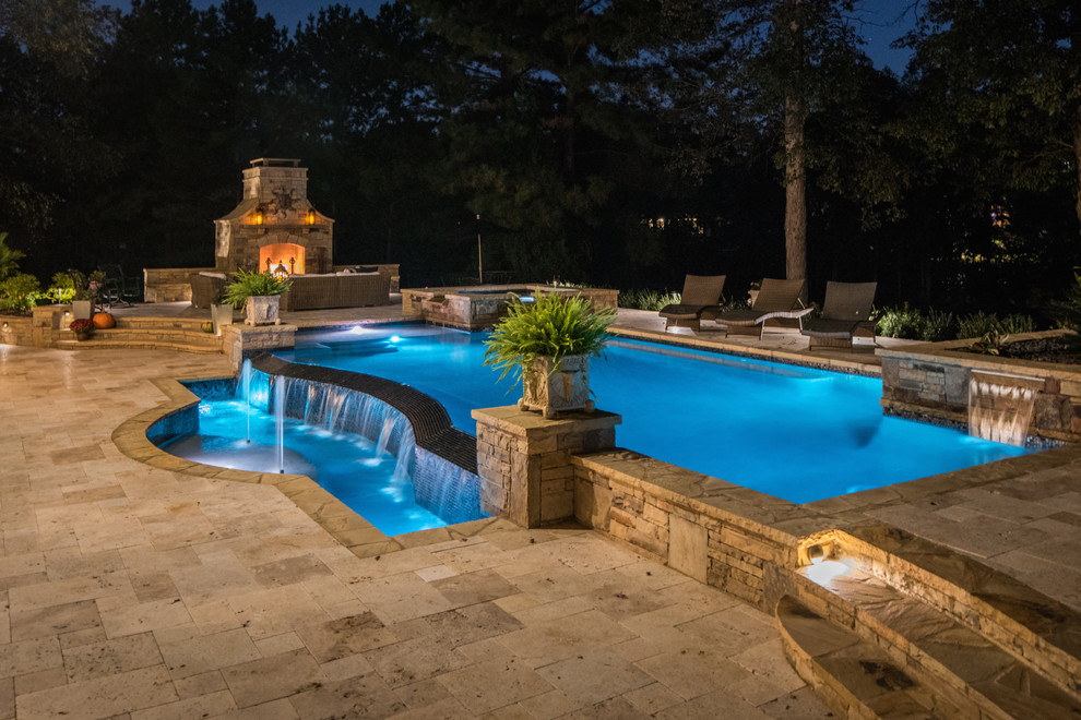 Foto de piscina con fuente infinita clásica grande a medida en patio trasero con entablado