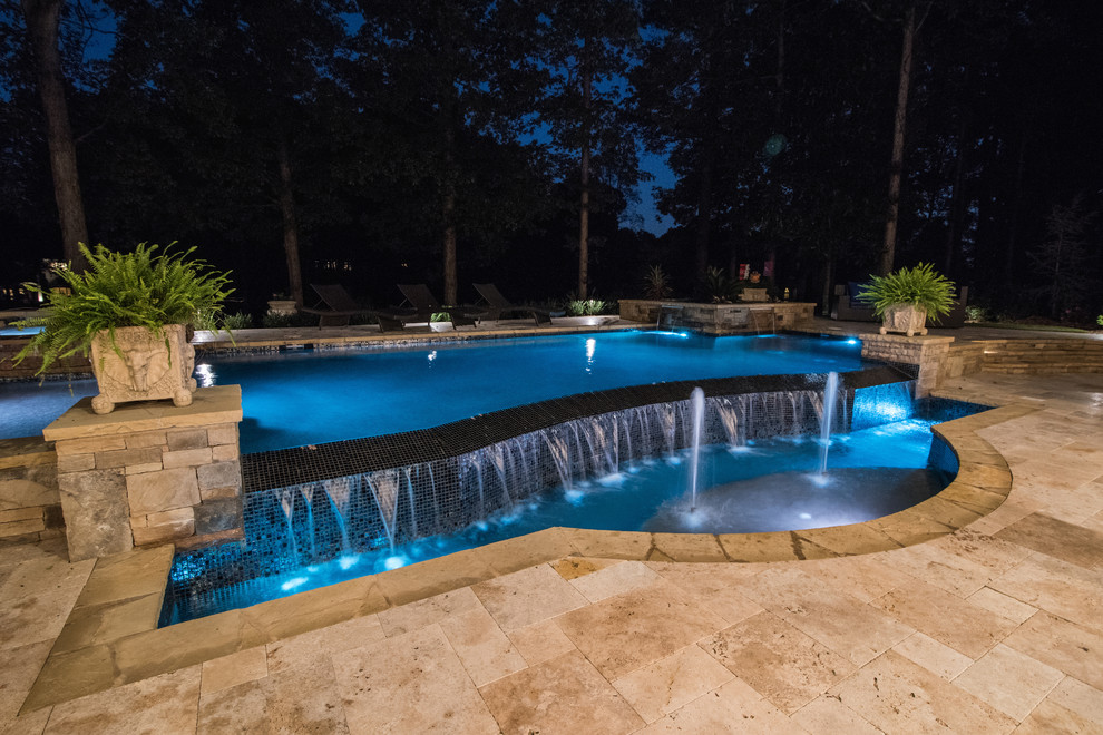 Идея дизайна: большой бассейн-инфинити произвольной формы на заднем дворе в классическом стиле с фонтаном и настилом