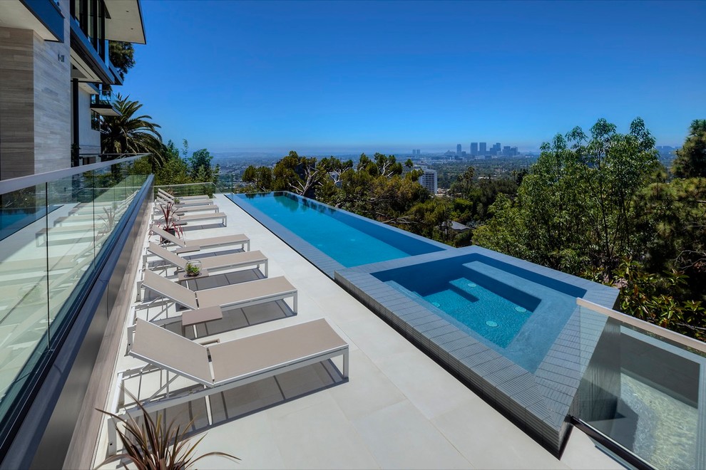 This is an example of a modern swimming pool in Los Angeles.