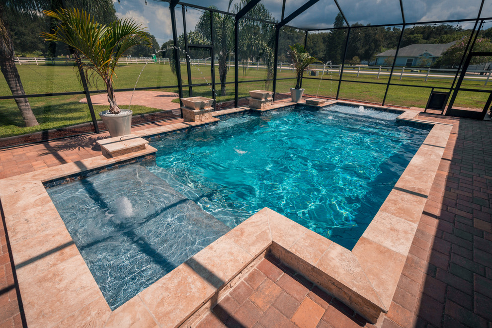 Aménagement d'une piscine naturelle et arrière contemporaine de taille moyenne et rectangle avec des pavés en brique.