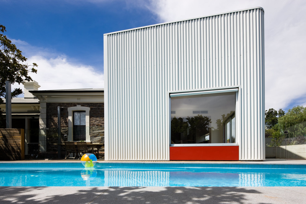 Réalisation d'une piscine design de taille moyenne et rectangle.