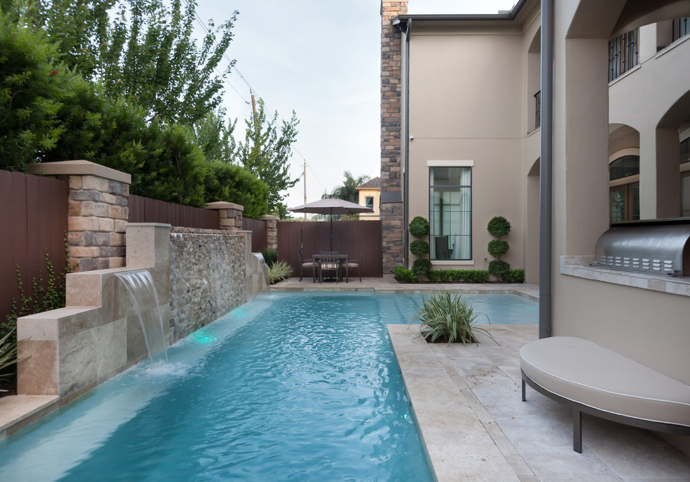 На фото: маленький бассейн произвольной формы в современном стиле с настилом для на участке и в саду