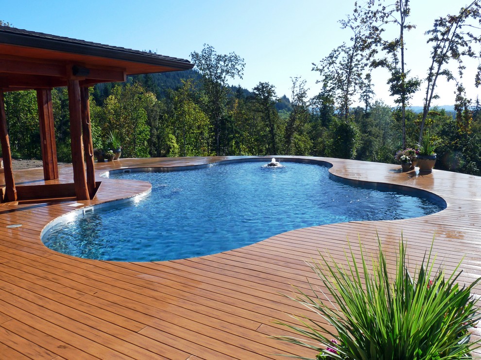 Foto de piscina con fuente elevada rústica de tamaño medio a medida en patio trasero con entablado
