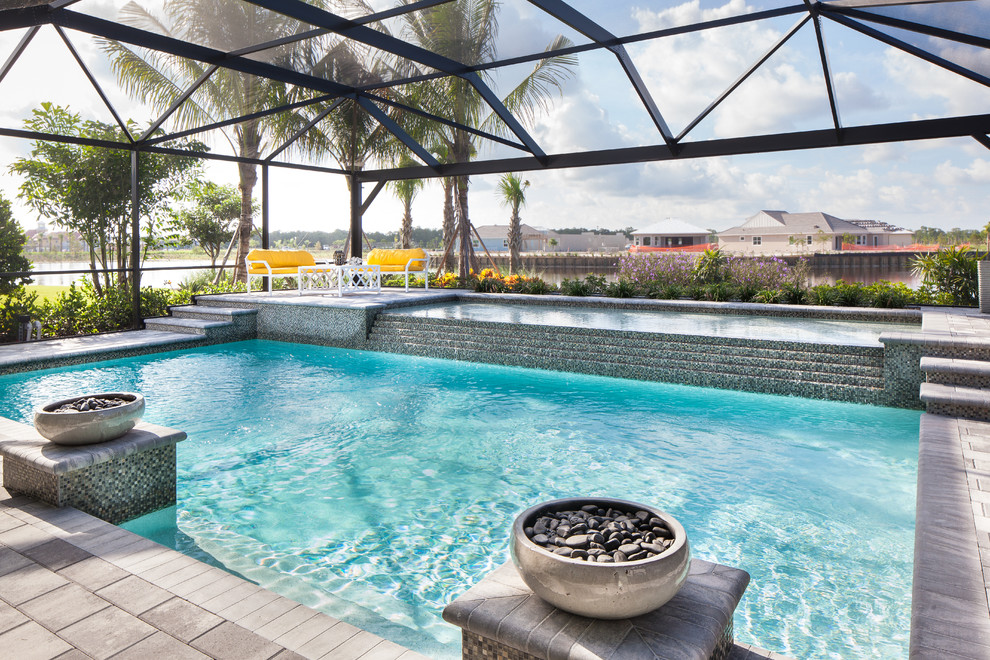 Immagine di una piscina contemporanea rettangolare con fontane