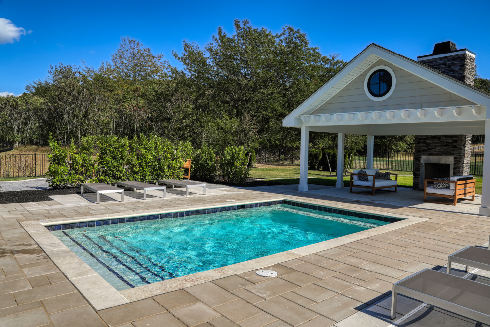 Idee per una piccola piscina moderna rettangolare dietro casa con pavimentazioni in pietra naturale