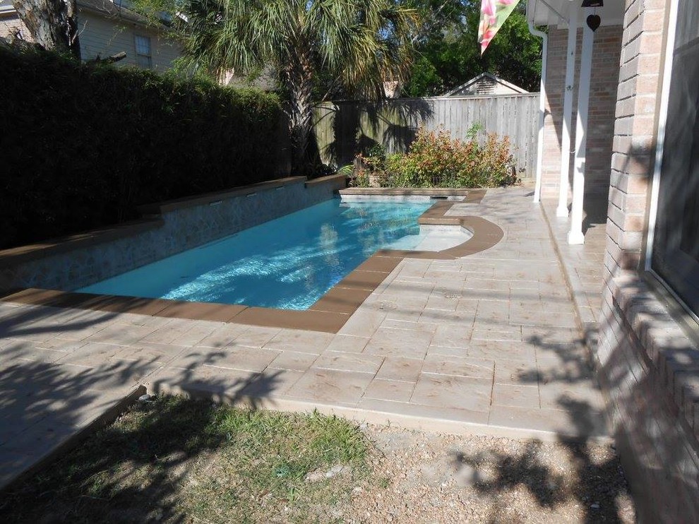 Inspiration för en mellanstor funkis anpassad pool på baksidan av huset, med marksten i betong