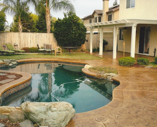 Stamped Concrete Driveway Overlay Contemporain Piscine St. Louis par Decorative