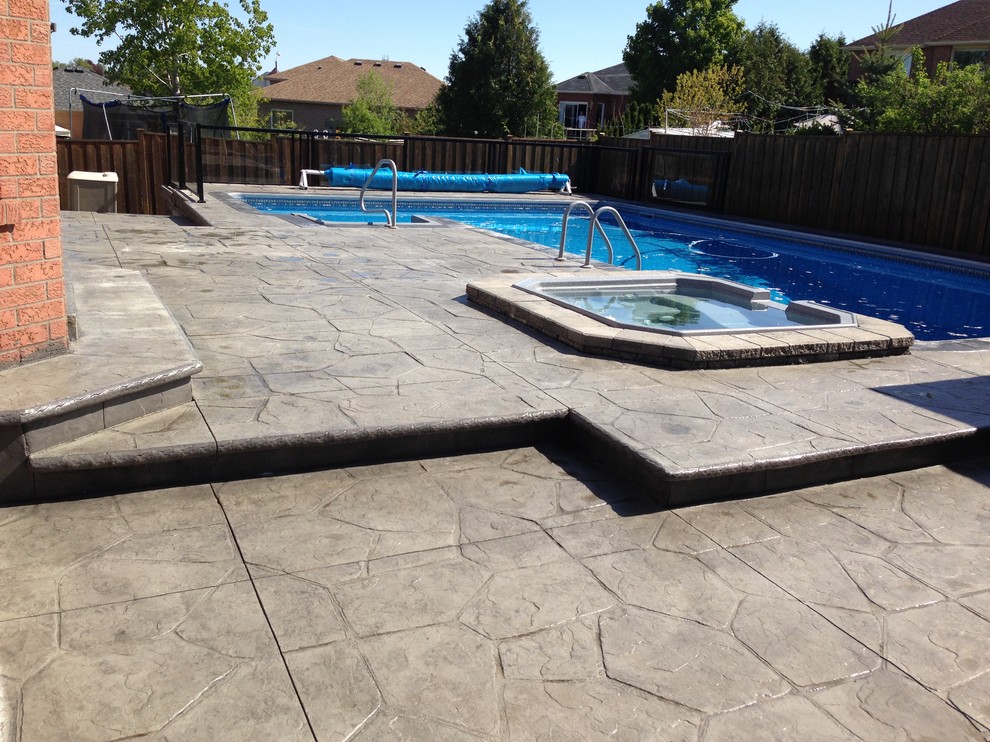 Imagen de piscinas y jacuzzis naturales tradicionales de tamaño medio rectangulares en patio trasero con suelo de hormigón estampado