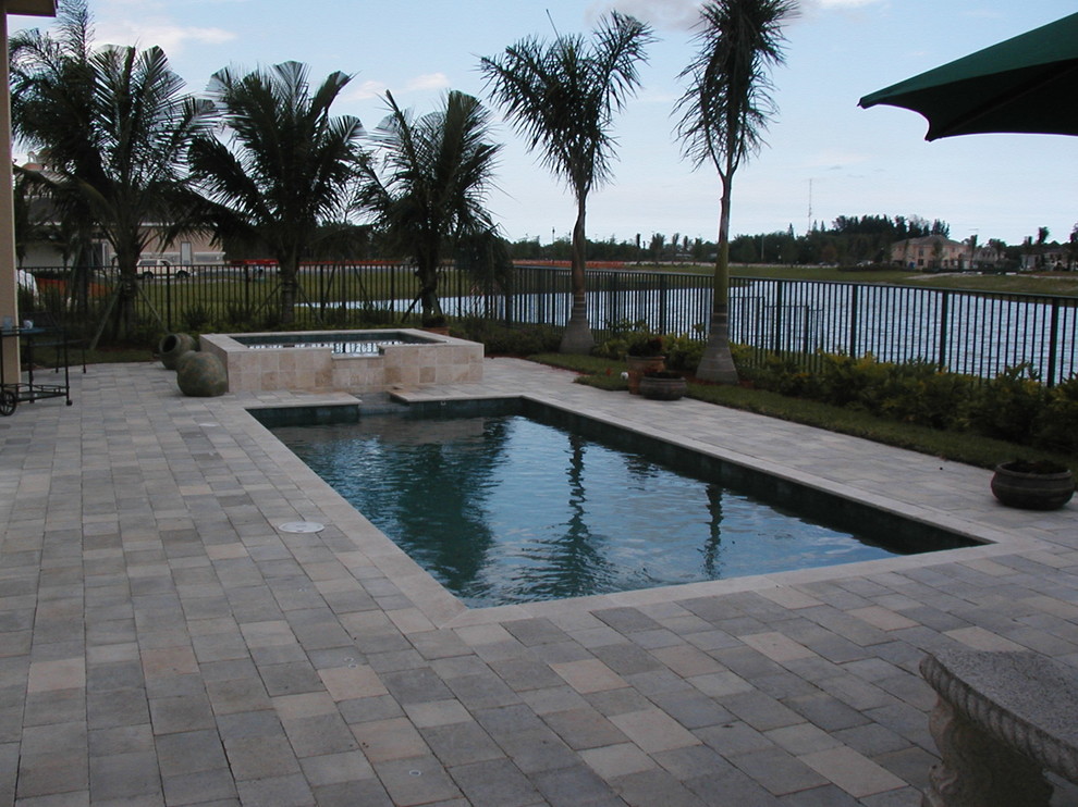 Foto de piscina con fuente alargada tradicional renovada de tamaño medio rectangular en patio trasero