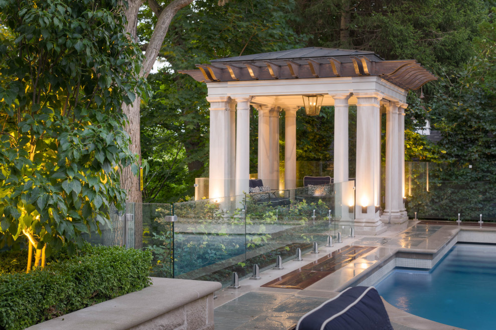 Стильный дизайн: большой бассейн произвольной формы на заднем дворе в классическом стиле с фонтаном и покрытием из каменной брусчатки - последний тренд
