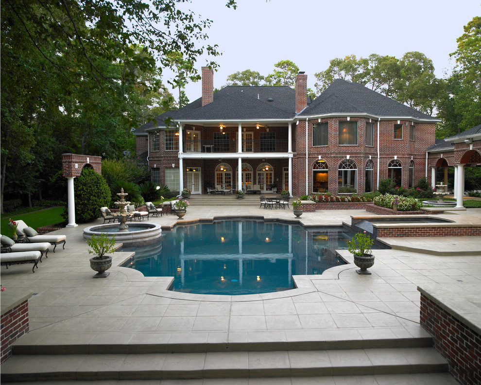 Foto de piscinas y jacuzzis clásicos grandes a medida en patio trasero con suelo de baldosas