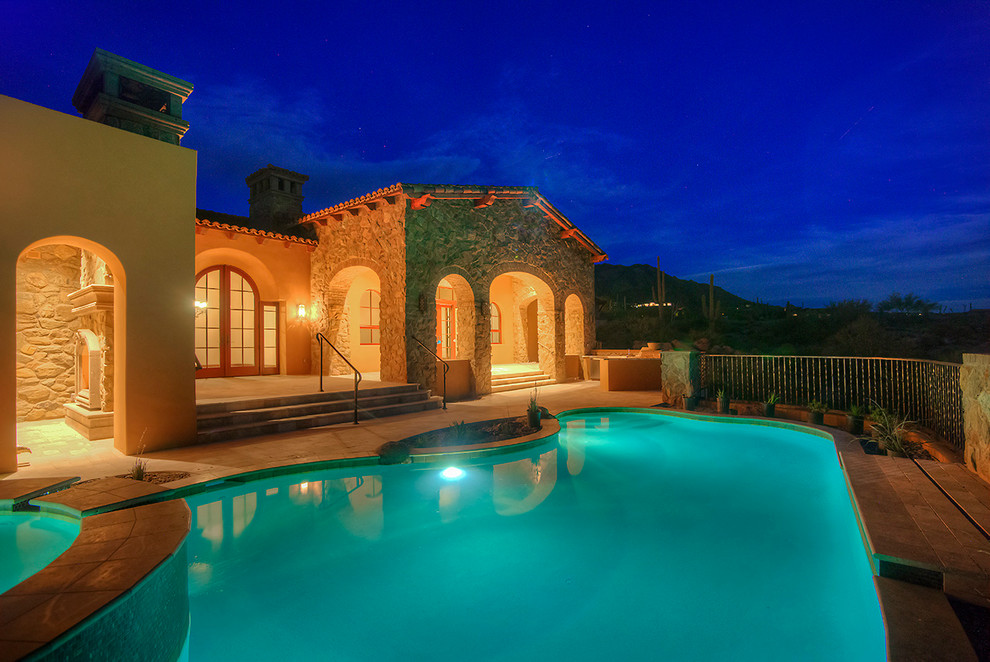 Großer Klassischer Pool hinter dem Haus in Nierenform mit Dielen in Phoenix