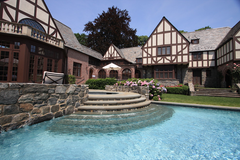 Пример оригинального дизайна: бассейн на внутреннем дворе в классическом стиле