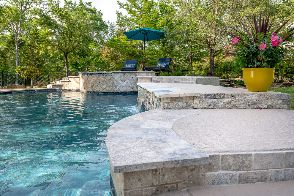 Foto de piscinas y jacuzzis naturales tropicales de tamaño medio a medida en patio trasero con entablado