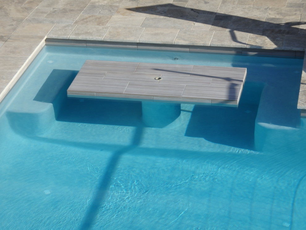 Mittelgroßer Moderner Pool hinter dem Haus in individueller Form mit Natursteinplatten in Las Vegas