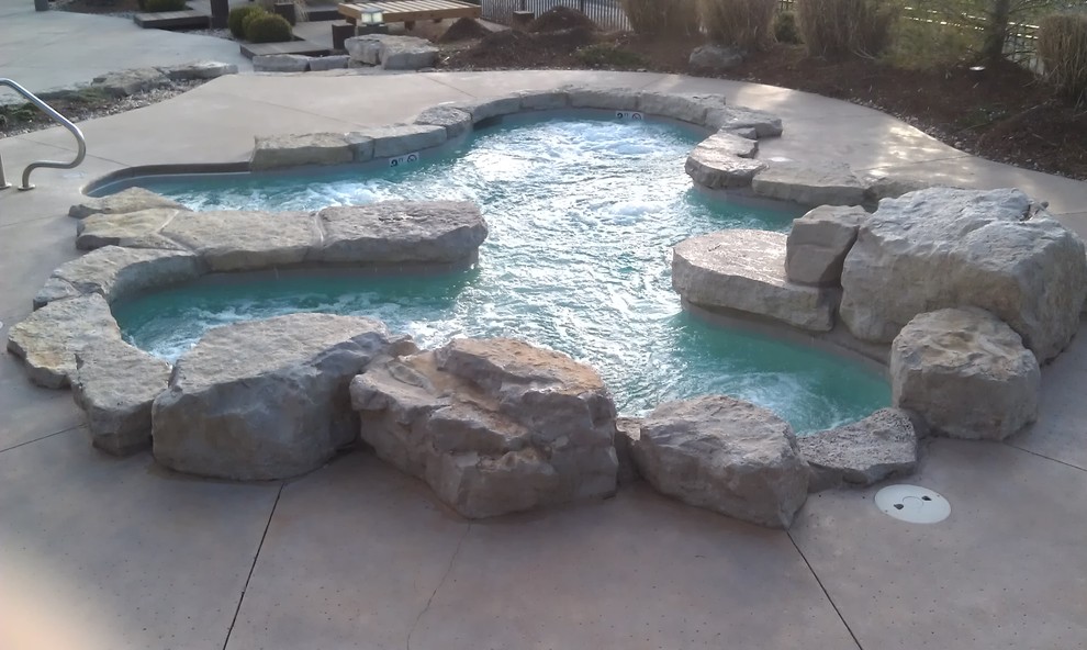 Imagen de piscinas y jacuzzis naturales rústicos grandes a medida en patio con suelo de hormigón estampado
