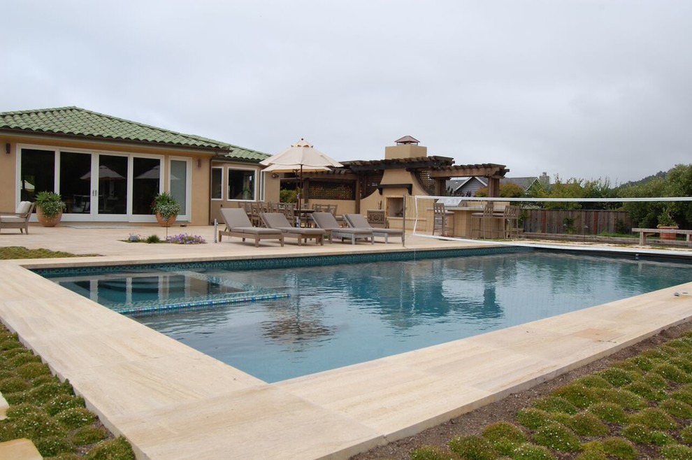 Пример оригинального дизайна: большой прямоугольный бассейн на заднем дворе в средиземноморском стиле с джакузи и покрытием из плитки