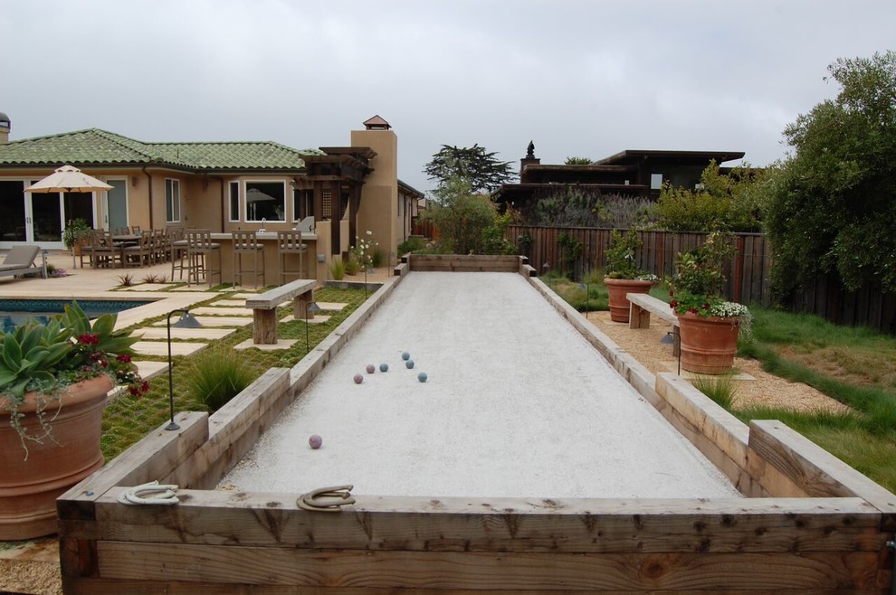 Ejemplo de piscinas y jacuzzis mediterráneos grandes rectangulares en patio trasero con suelo de baldosas
