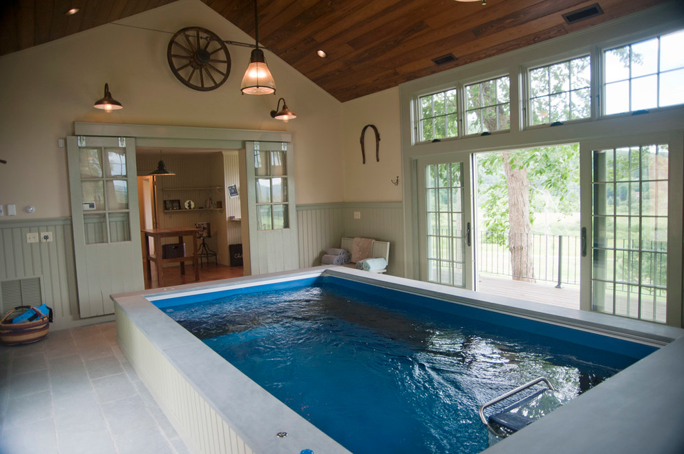 Источник вдохновения для домашнего уюта: большой прямоугольный бассейн в доме в стиле кантри с домиком у бассейна и покрытием из каменной брусчатки