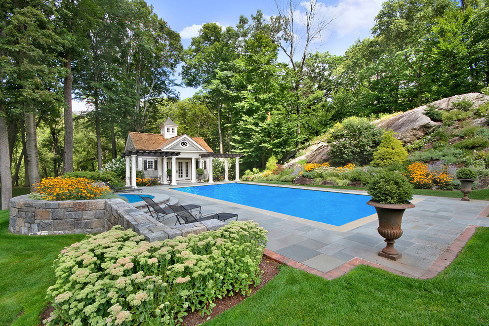 На фото: прямоугольный бассейн в классическом стиле с домиком у бассейна с