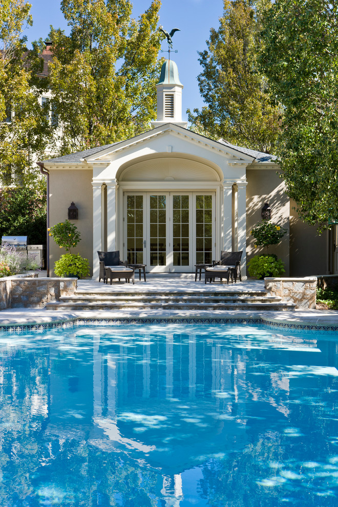 На фото: бассейн на заднем дворе в классическом стиле с покрытием из каменной брусчатки с