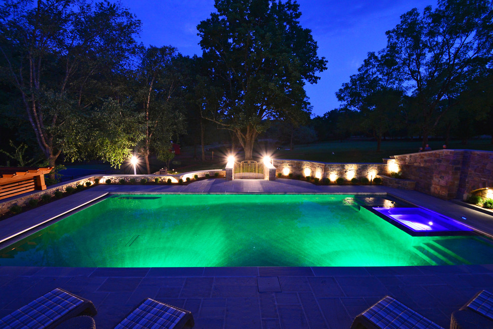 Großer Landhaus Pool hinter dem Haus in rechteckiger Form mit Betonplatten in New York