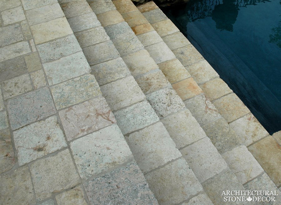 Idée de décoration pour un Abris de piscine et pool houses arrière méditerranéen de taille moyenne et rectangle avec des pavés en pierre naturelle.