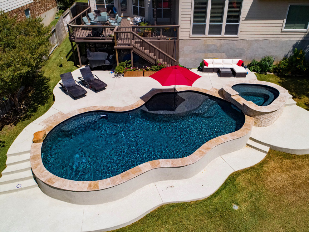 Пример оригинального дизайна: бассейн среднего размера, произвольной формы на заднем дворе в классическом стиле с покрытием из бетонных плит