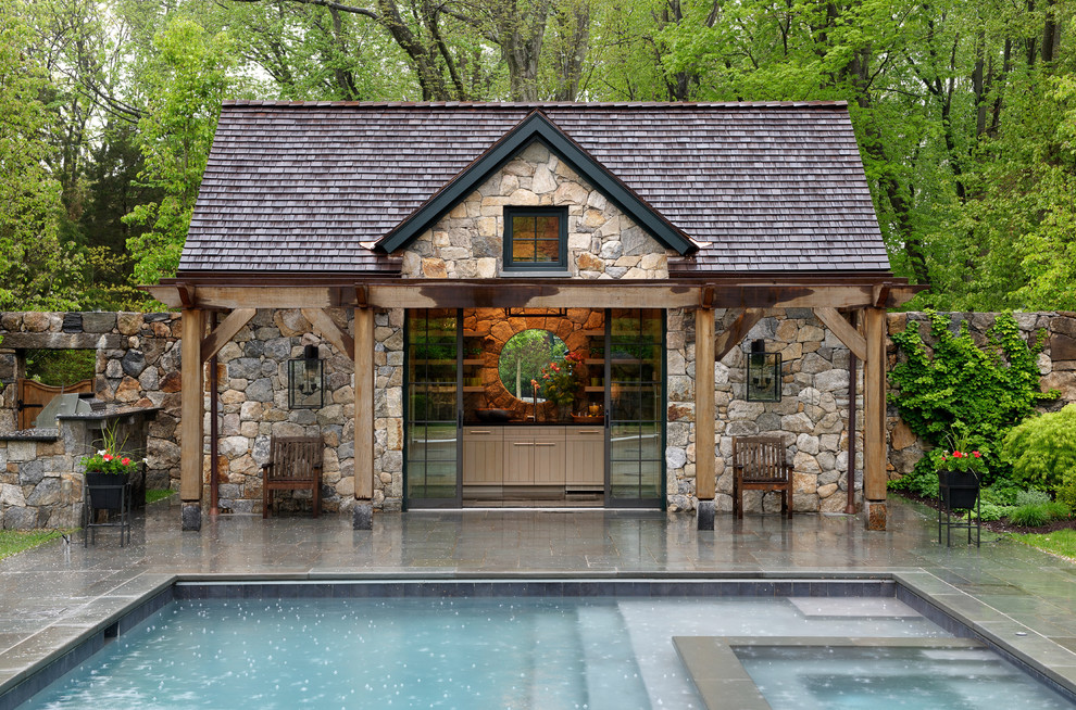 Immagine di una piccola piscina monocorsia contemporanea rettangolare dietro casa con una vasca idromassaggio e pavimentazioni in pietra naturale