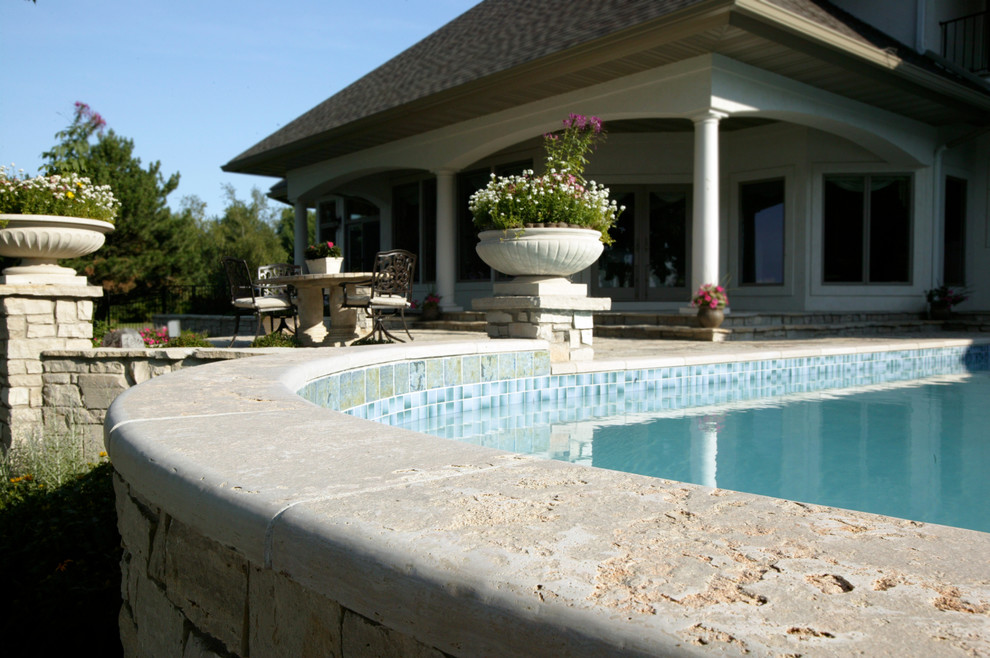 Свежая идея для дизайна: большой прямоугольный бассейн на заднем дворе в классическом стиле с домиком у бассейна и покрытием из каменной брусчатки - отличное фото интерьера