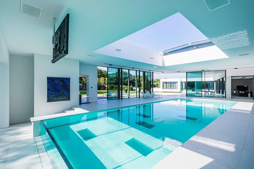 Idee per una piscina coperta monocorsia minimalista con una dépendance a bordo piscina