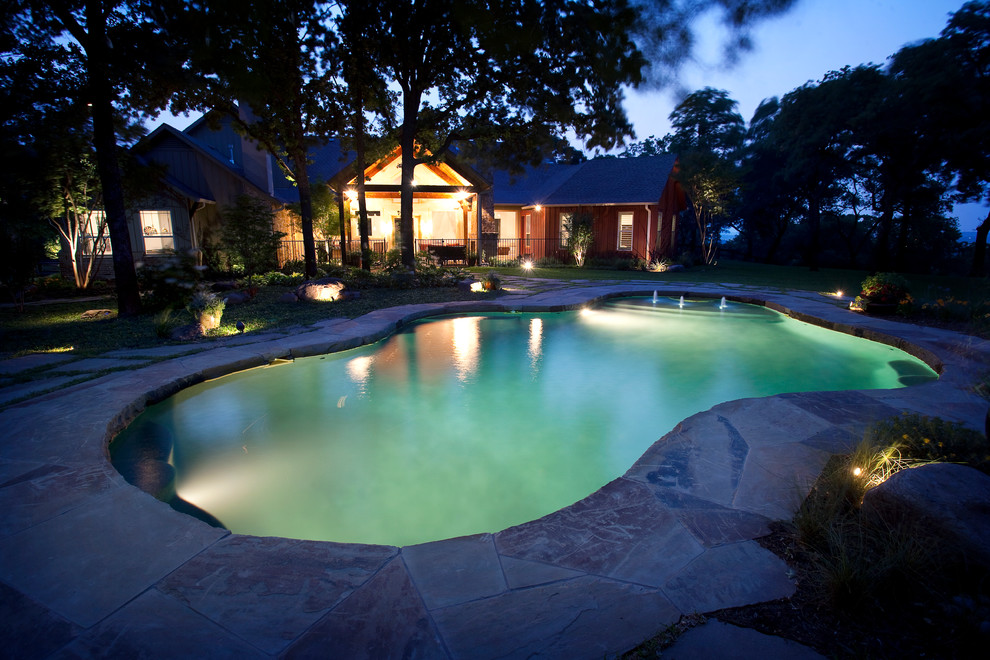 This is an example of a traditional swimming pool in Dallas.