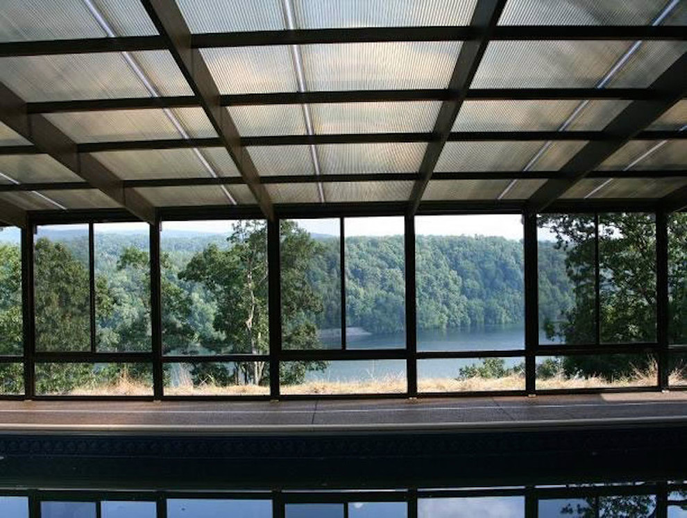 Imagen de piscina alargada contemporánea grande rectangular y interior con losas de hormigón