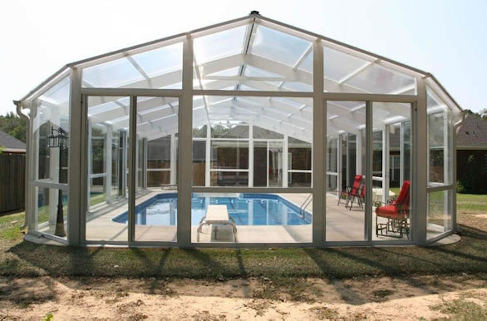 На фото: большой прямоугольный, спортивный бассейн в доме в классическом стиле с