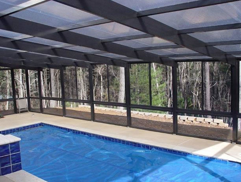 Foto di una grande piscina coperta monocorsia classica rettangolare con lastre di cemento