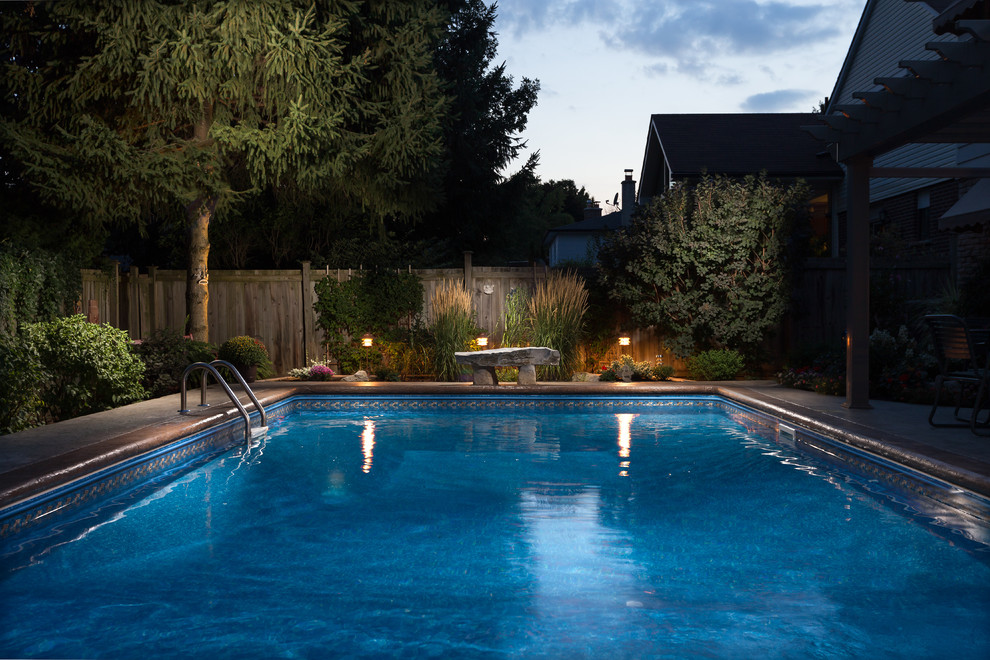 Imagen de piscina minimalista rectangular en patio trasero con suelo de hormigón estampado