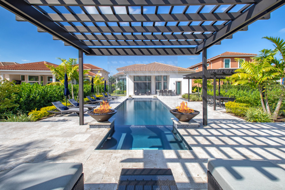 Großer Mediterraner Whirlpool hinter dem Haus in individueller Form mit Natursteinplatten in Miami