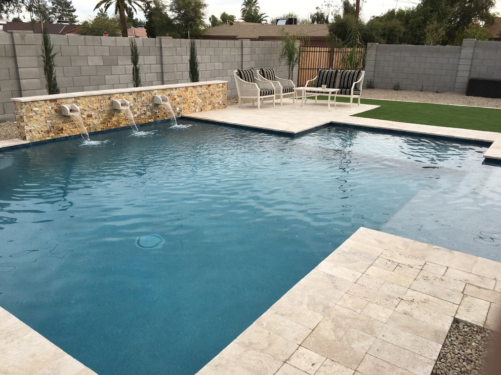 Ejemplo de piscina con fuente contemporánea de tamaño medio a medida en patio trasero con adoquines de piedra natural