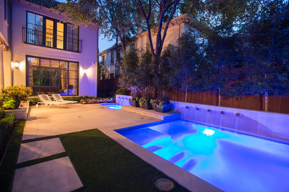 Diseño de piscina con fuente alargada clásica renovada grande rectangular en patio trasero con adoquines de piedra natural