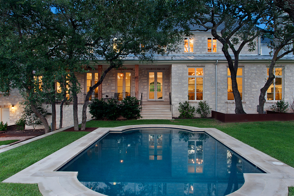 На фото: бассейн произвольной формы, среднего размера на заднем дворе в классическом стиле с мощением тротуарной плиткой с