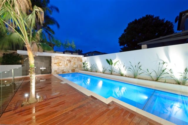 Idée de décoration pour un couloir de nage arrière minimaliste de taille moyenne et rectangle avec une terrasse en bois.
