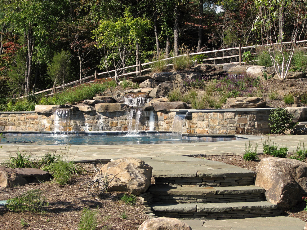 Idee per una piscina chic con pavimentazioni in pietra naturale