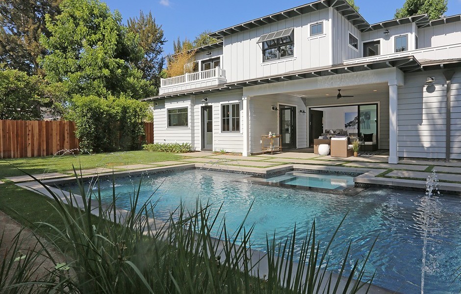 Mittelgroßer Moderner Whirlpool hinter dem Haus in rechteckiger Form mit Betonboden in Los Angeles
