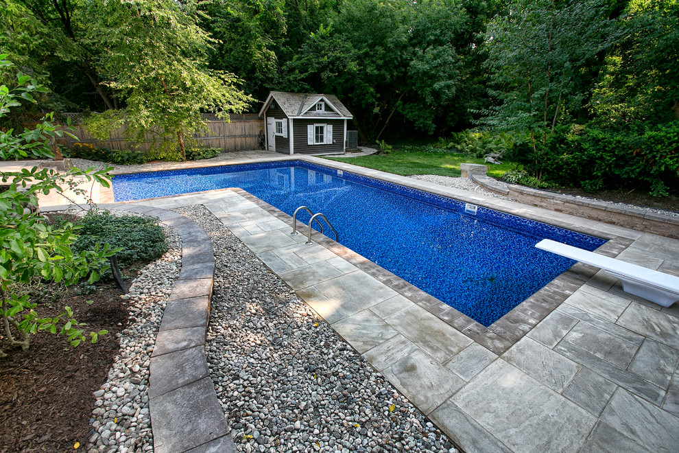 Ispirazione per una grande piscina rustica a "L" dietro casa con una dépendance a bordo piscina e piastrelle