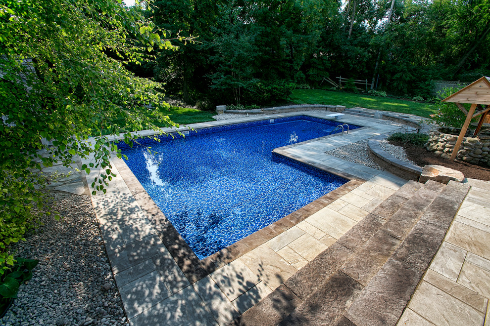 Exemple d'un grand Abris de piscine et pool houses arrière montagne en L avec du carrelage.