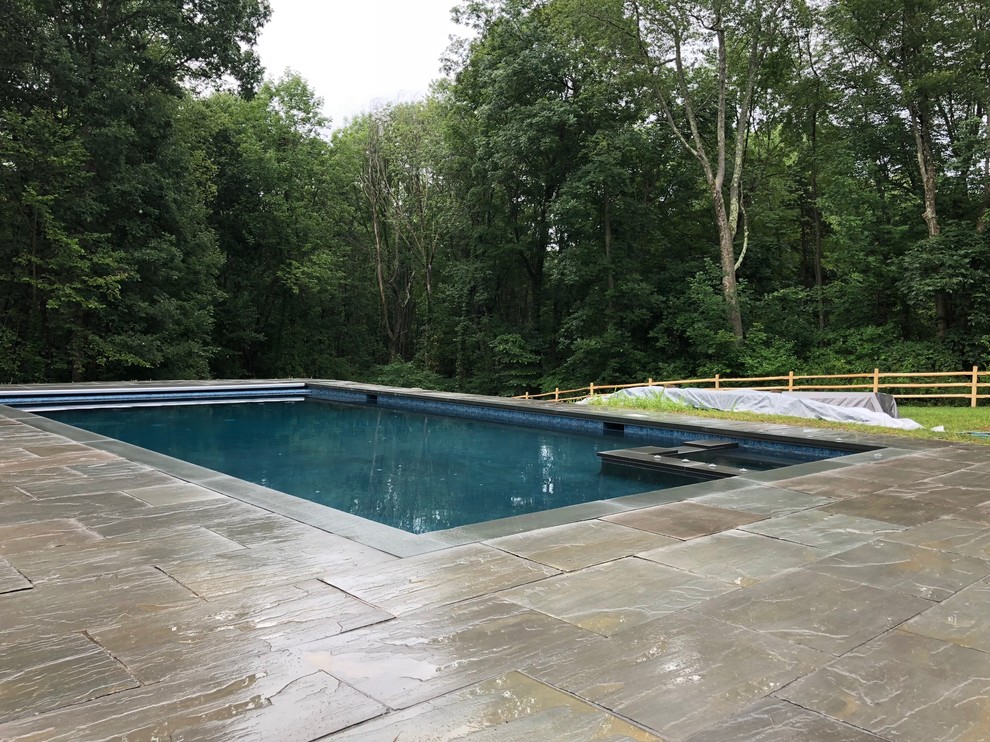 Стильный дизайн: естественный, прямоугольный ландшафтный бассейн на заднем дворе в современном стиле с покрытием из каменной брусчатки - последний тренд