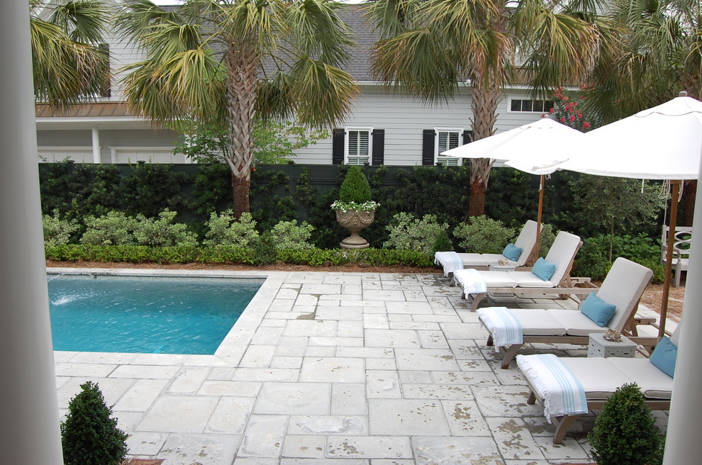 Idées déco pour un grand Abris de piscine et pool houses arrière classique rectangle avec des pavés en brique.