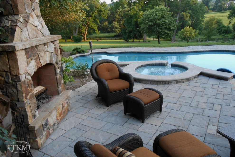Свежая идея для дизайна: большой бассейн произвольной формы на заднем дворе в классическом стиле с джакузи и покрытием из каменной брусчатки - отличное фото интерьера