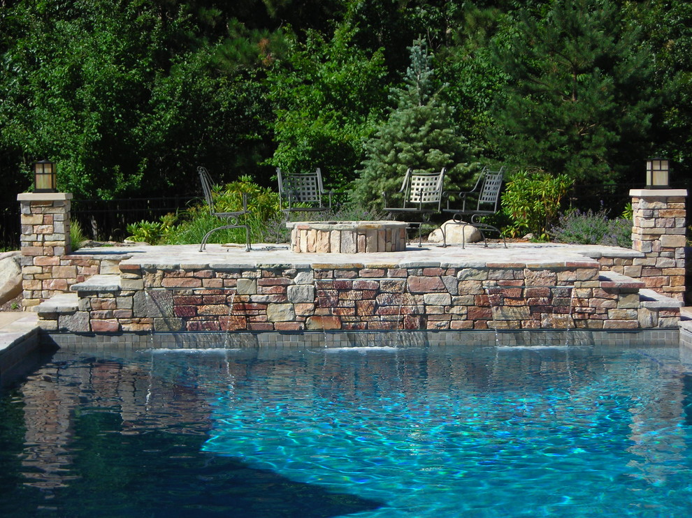 Imagen de piscina con fuente natural clásica extra grande a medida en patio trasero con adoquines de piedra natural