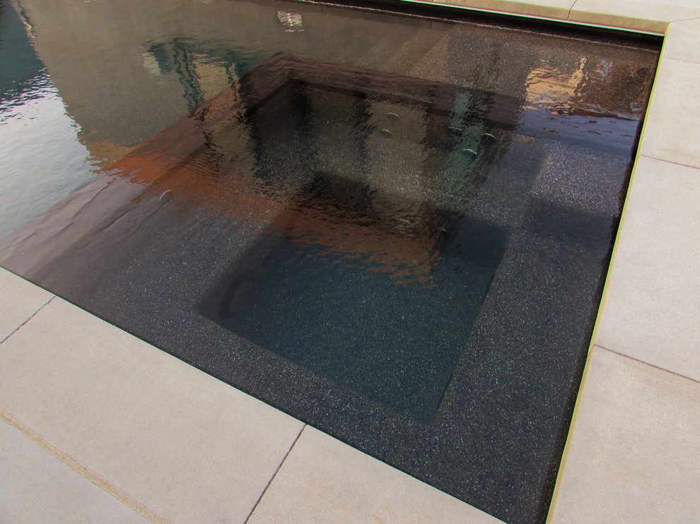 Aménagement d'un couloir de nage arrière contemporain de taille moyenne et rectangle avec un bain bouillonnant et des pavés en béton.
